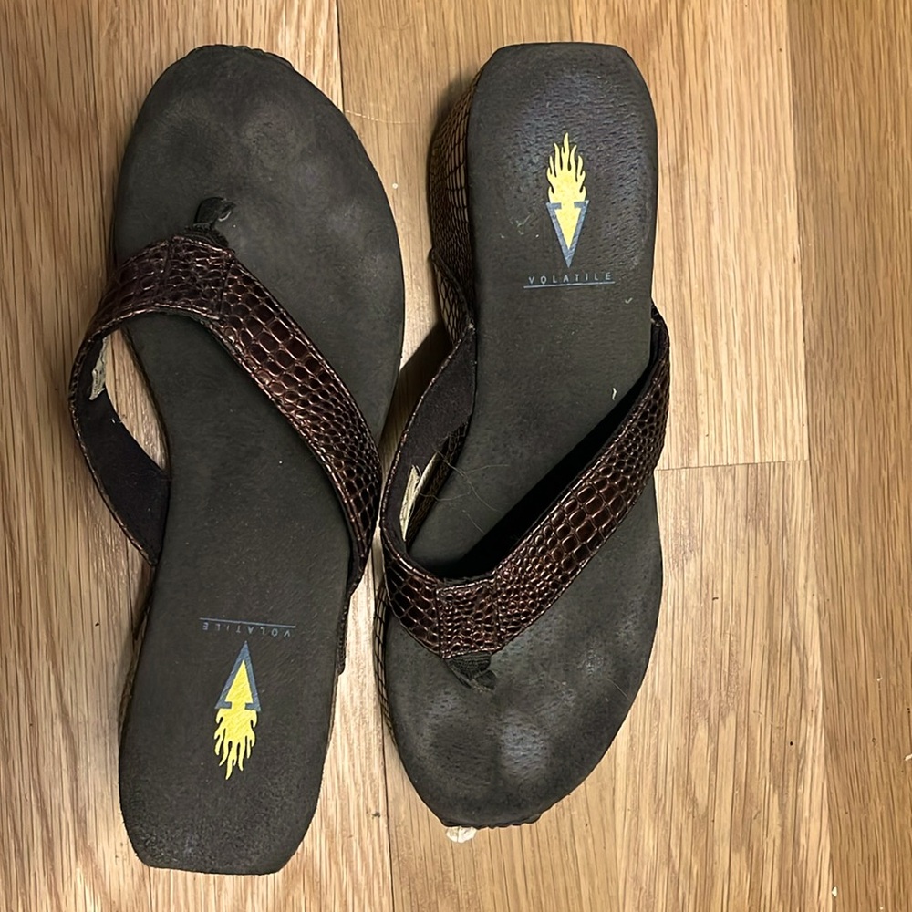 Volatile flip flops